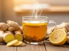 Xícara fumegante de chá de gengibre para emagrecer em uma mesa de madeira rústica, acompanhada de raiz de gengibre fresca, fatias de limão e folhas de hortelã, em um ambiente aconchegante e iluminado naturalmente, transmitindo bem-estar.