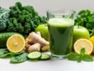 Um copo de suco verde detox fresco e vibrante, cercado por ingredientes naturais como couve, maçã verde, pepino, gengibre e limão, em uma superfície clara, transmitindo saúde e bem-estar.